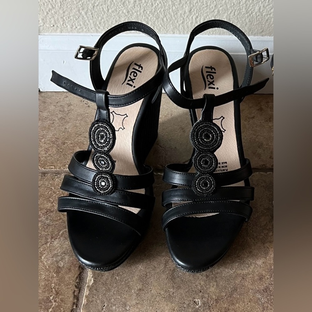 Woman’s Wedge Sandal’s comfortable Flexi Brand size 9 great condition